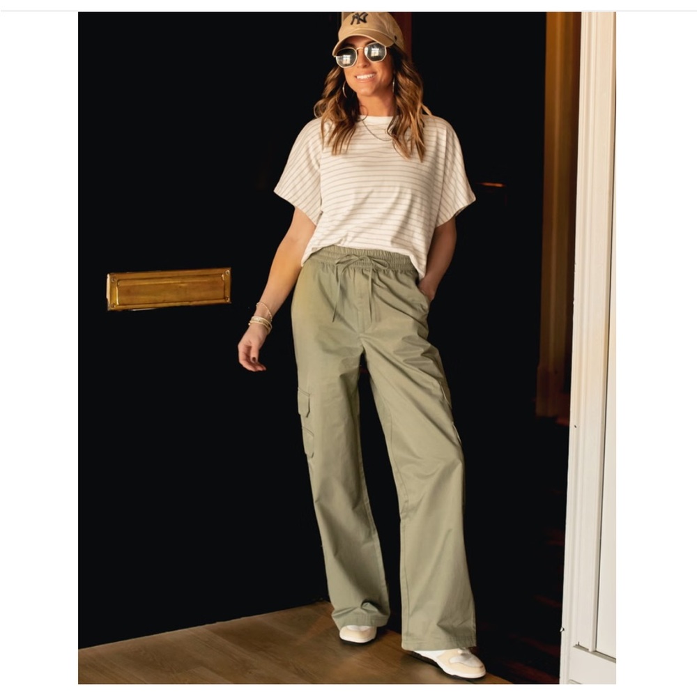 NWT - ABERCROMBIE & FITCH X JEN REED
Pull-On Wide Leg Cargo Pant